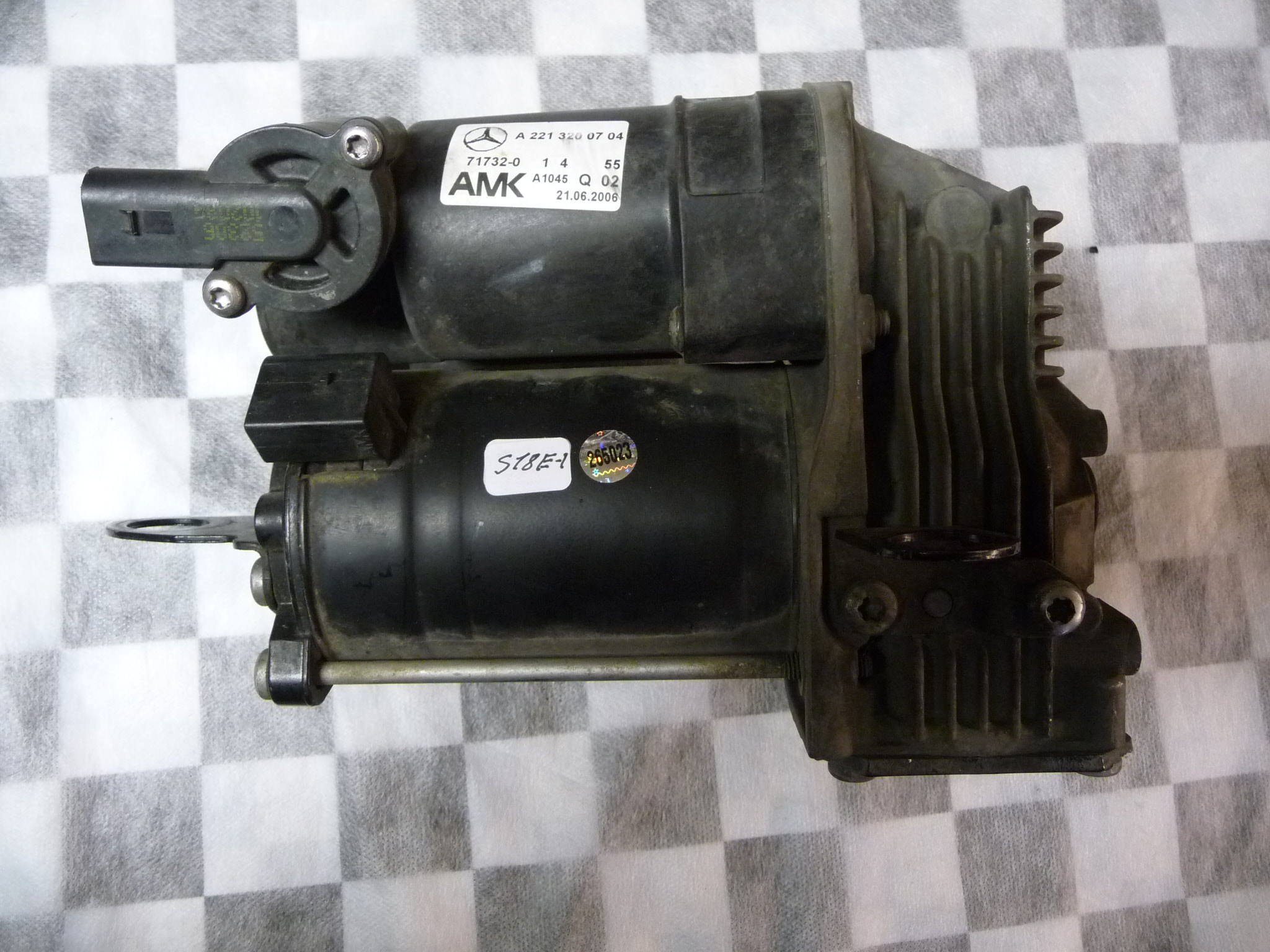 Mercedes Benz W221 SClass Air Ride Compressor Suspension Pump