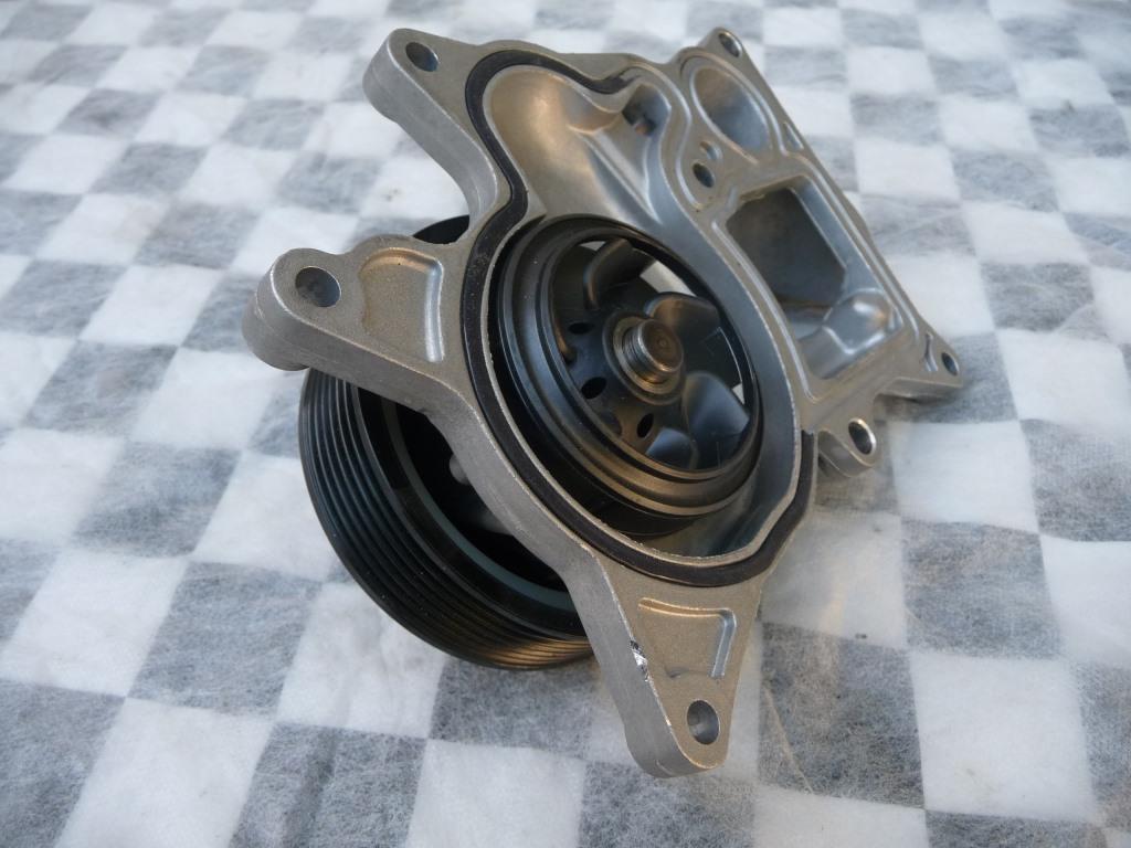 20142017 BMW F10 F11 F02 F15 535d X5 Engine Water Pump 11518516205 OEM