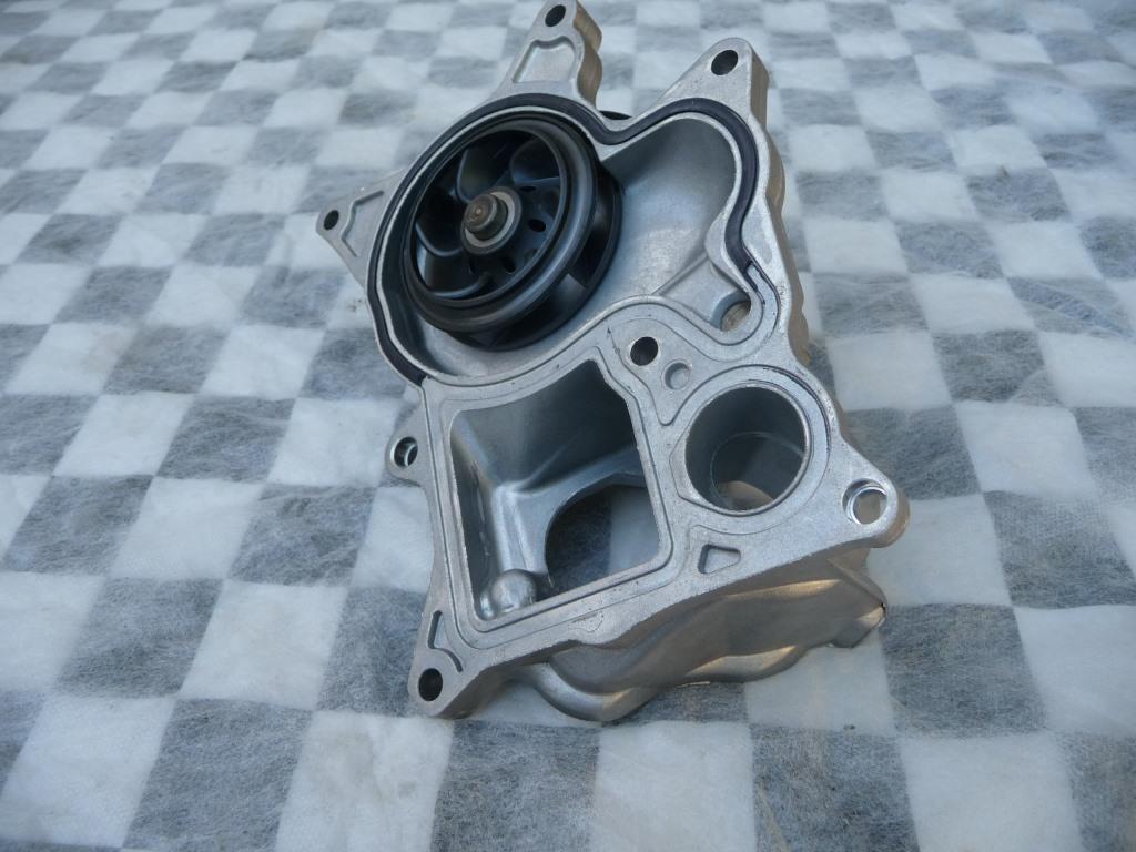 20142017 BMW F10 F11 F02 F15 535d X5 Engine Water Pump 11518516205 OEM