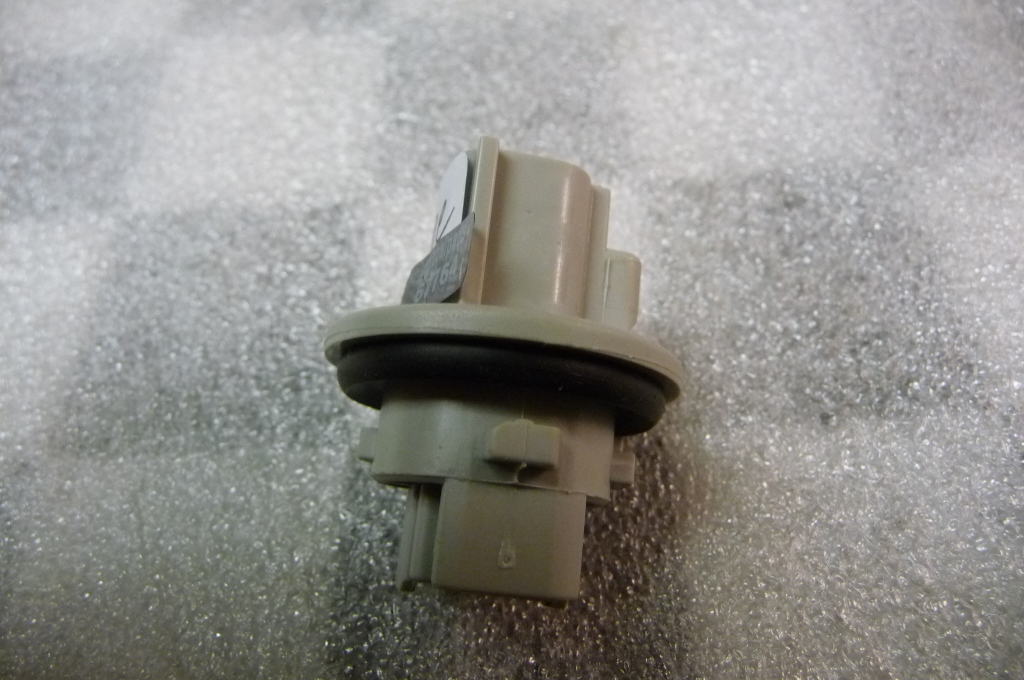 Toyota Scion Front Turn Signal Light Bulb Socket 9007560028 OEM OE LA