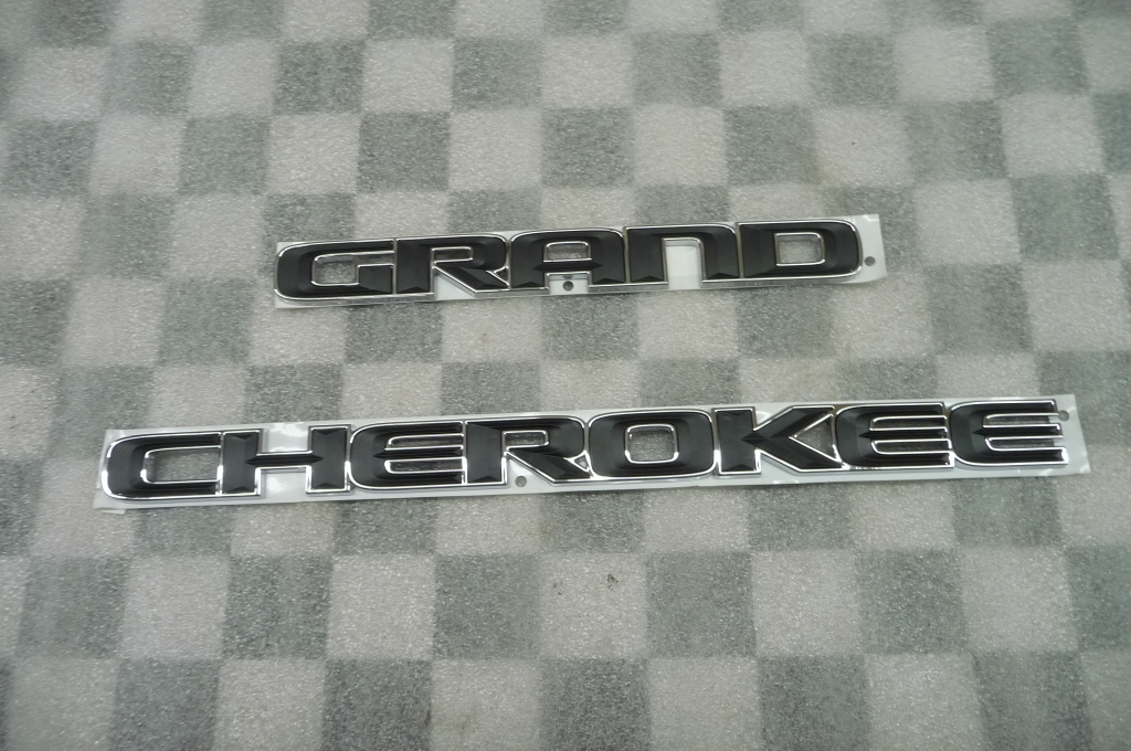 2016 2017 Jeep Grand Cherokee front door bronze Nameplate Emblem new OEM 