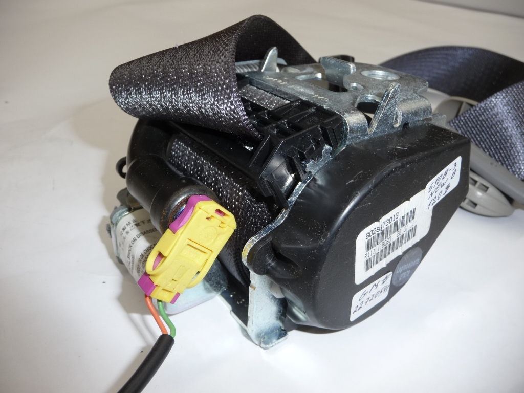 2004-2005 Saturn Vue Left Driver Side Seat Belt Assembly 22720541 OEM