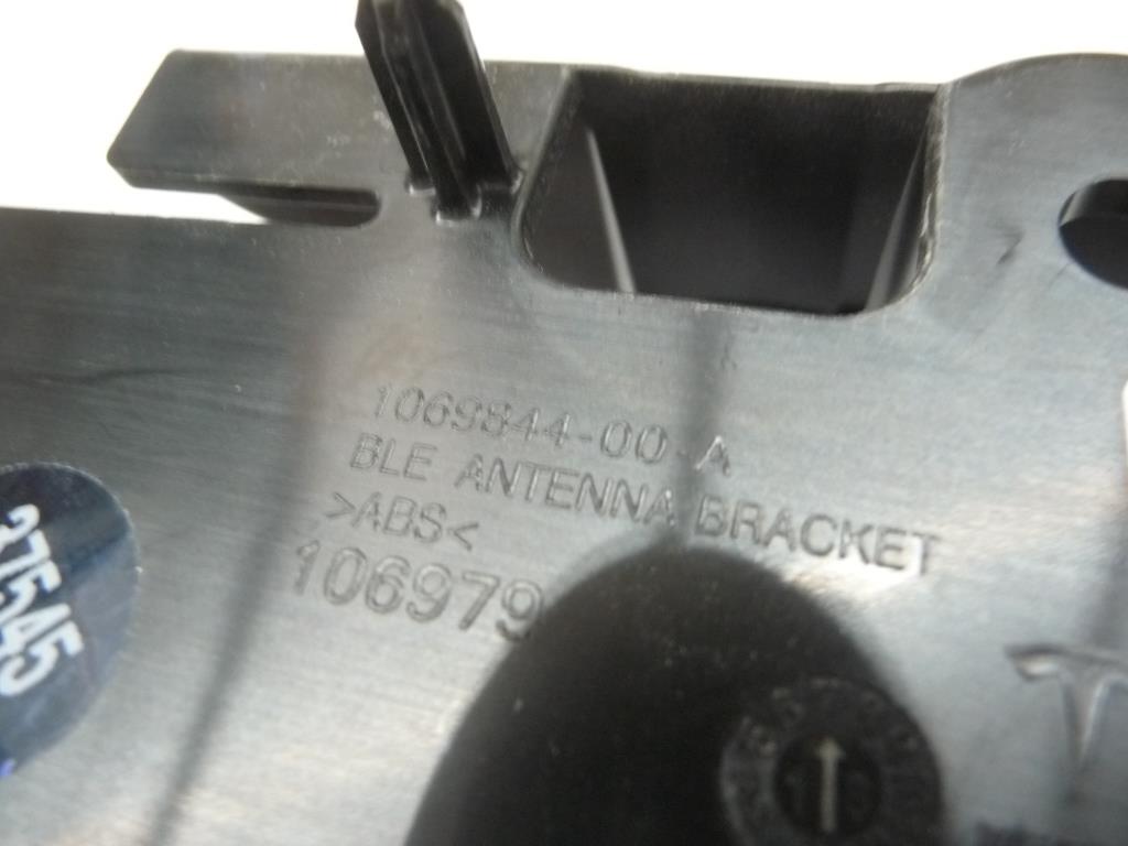 20162018 Tesla Model X Homelink Control Module Bracket 106984400A