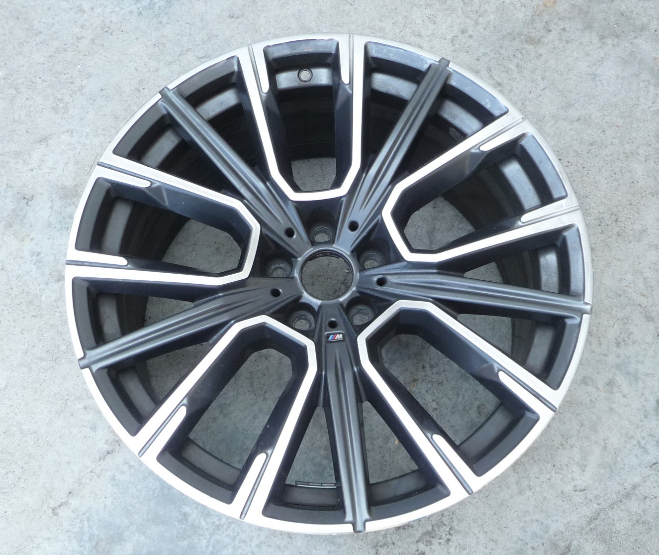 20-22-bmw-g11-g12-740i-m760i-rear-20-rim-wheel-10jx20-orbitgrey