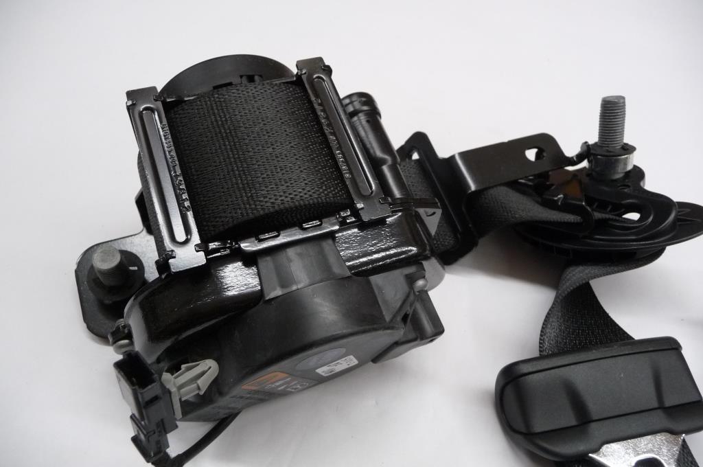 20172019 GMC Acadia Front Right Passenger Seat Belt 84572113 OEM A1