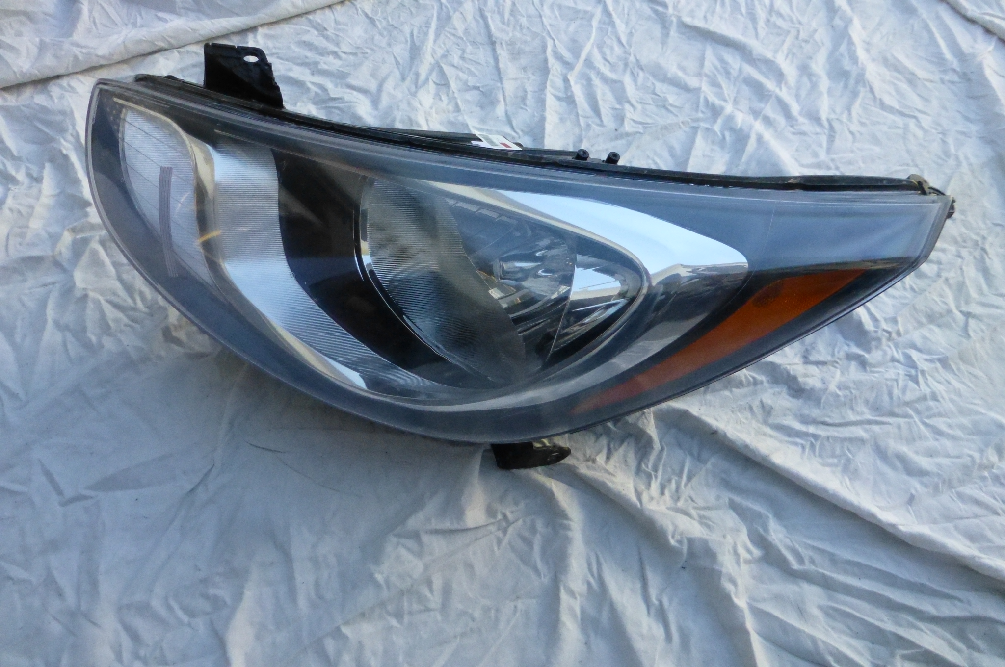 Hyundai Accent Left Driver Side Halogen Headlight 92101-1R010, Repaired